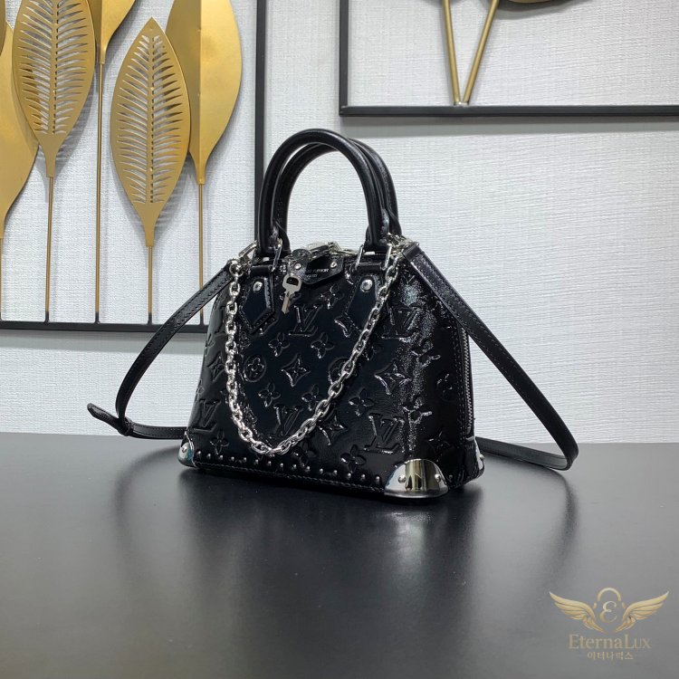 루이비통 알마 트렁크 BB 블랙 착용/연출 이미지