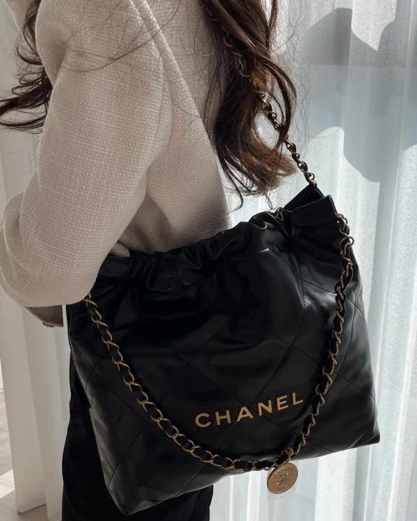 샤넬 22백 스몰 미듐 블랙 금장 카프스킨 투투백 AS3260