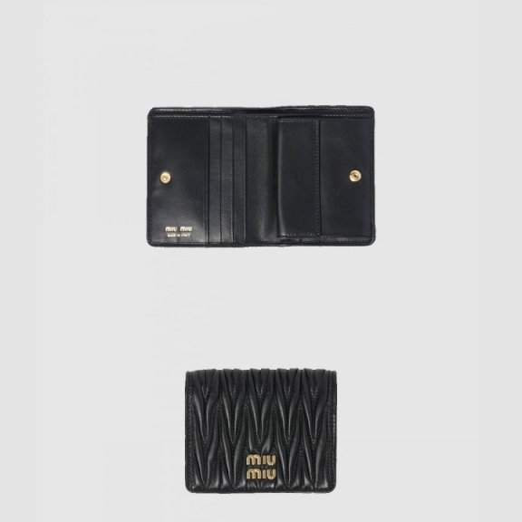 미우미우 마테라쎄 나파 가죽 반지갑 5MV204