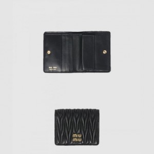미우미우 마테라쎄 나파 가죽 반지갑 5MV204