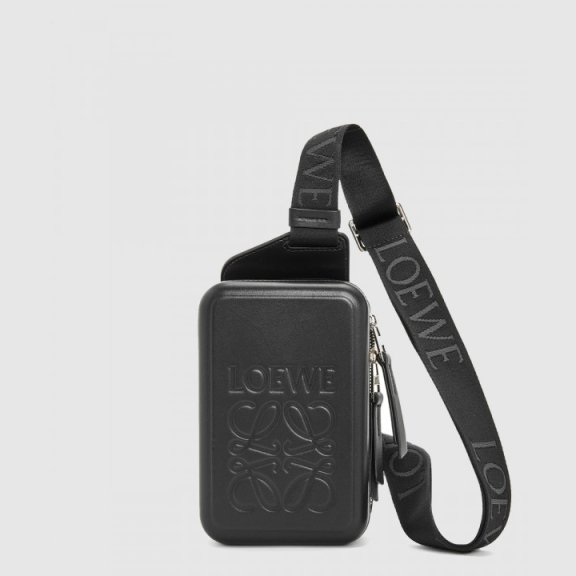 Loewe 몰드 슬링 백 스무스 카프스킨