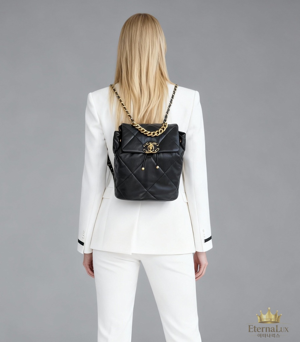 샤넬 19 백팩  AS4223 블랙 램스킨 체인 백팩 (데일리/출근)