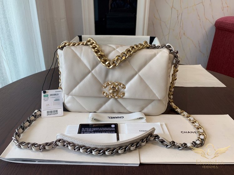 샤넬 19 핸드백 AS1160 화이트 유광 램스킨 믹스드 메탈 26cm